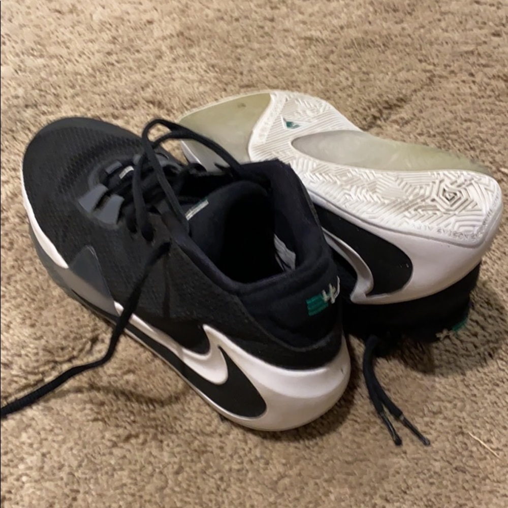 Youth Boys Size 7 Nike Giannis Basketball Shoes